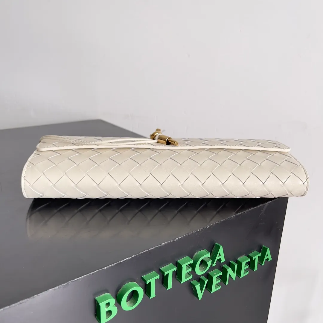 The batch of 1360 BV Andiamo evening handbags has been heavily planted again~ The designer aesthetics in the era of economic downturn are back. I fall in love with it at first sight and can't put it down. It's so beautiful and full of aura. The shape and texture are very competitive. It's light in weight and has sufficient capacity. It's a must-have for fashionistas. It's suitable for many occasions, minimalist, high-end and light luxury. Model No.: 741511 Size: 31*13*3cm